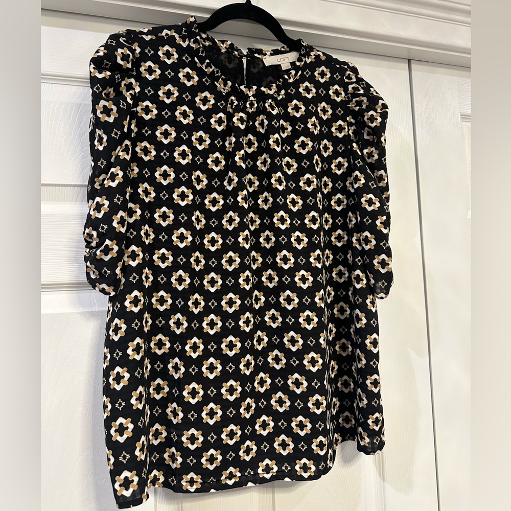 Loft short sleeve blouse with pin tuck neckline and sleeves, Size Large
